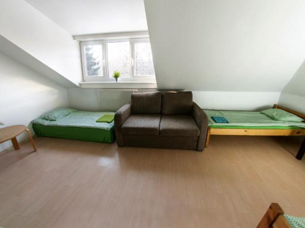 Wilanowska Hostel : photo 4 de la chambre chambre quadruple avec salle de bains commune