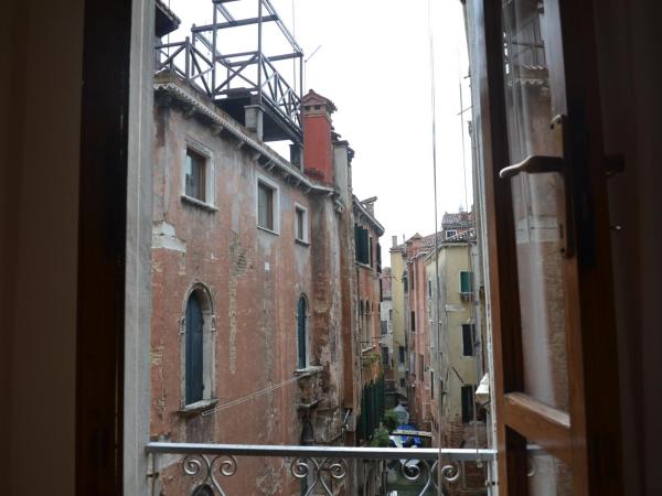 Hotel Canada : photo 5 de la chambre chambre familiale avec vue sur canal