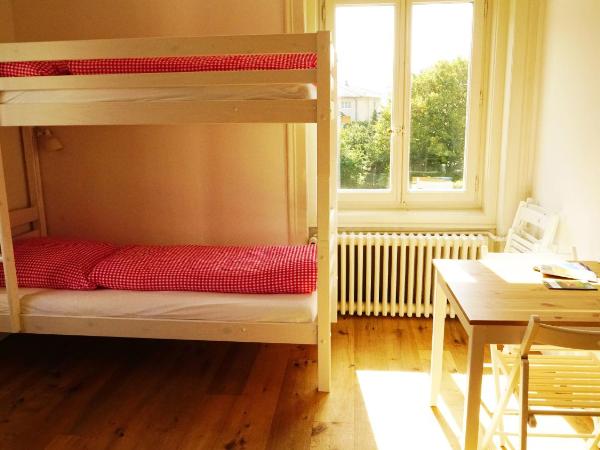 Adventure Hostel Interlaken : photo 9 de la chambre chambre familiale avec salle de bains