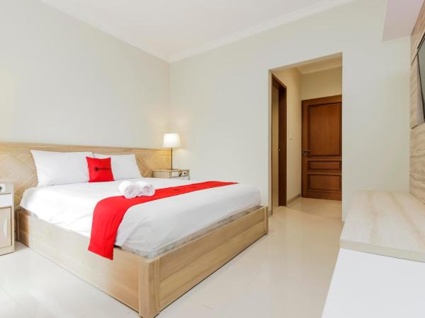 RedDoorz Premium near Ragunan Zoo 2 : photo 2 de la chambre chambre deluxe