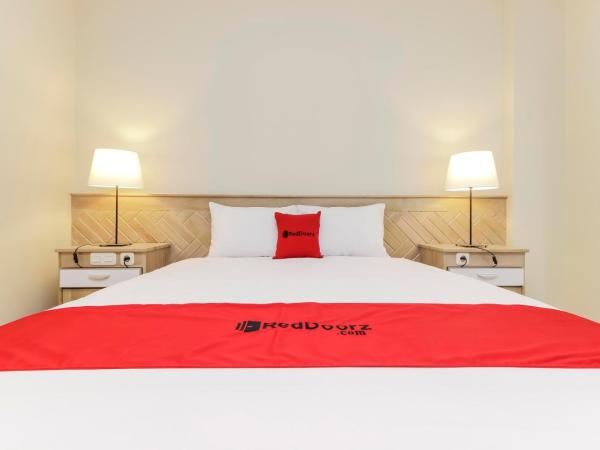 RedDoorz Premium near Ragunan Zoo 2 : photo 1 de la chambre chambre double