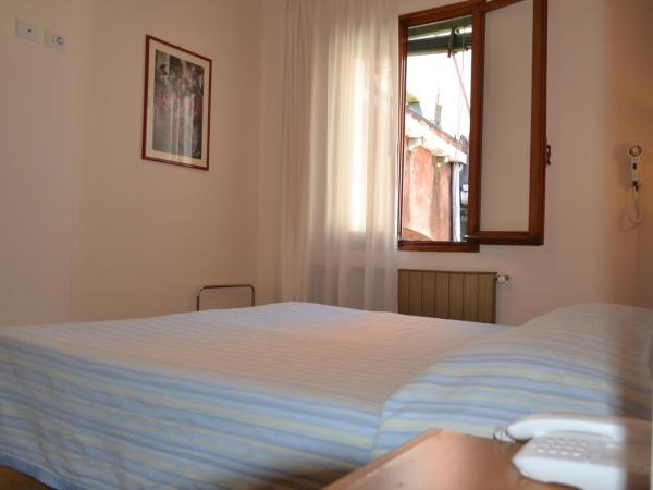 Hotel Canada : photo 1 de la chambre petite chambre double avec salle de bains privative extérieure