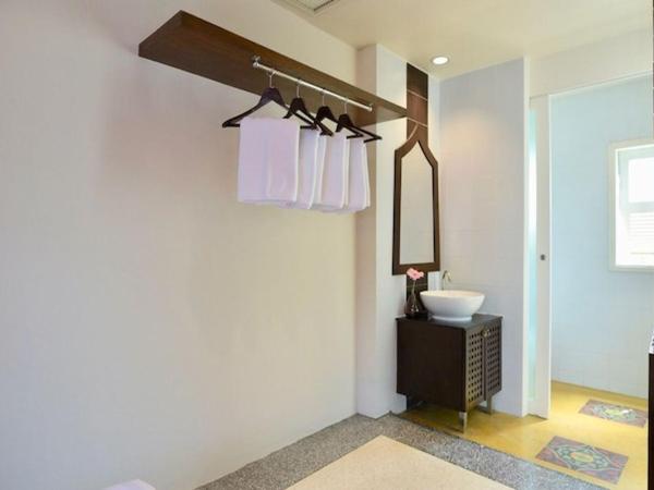 D&D Inn Khaosan : photo 8 de la chambre chambre familiale supérieure (4 adultes) - aile rue