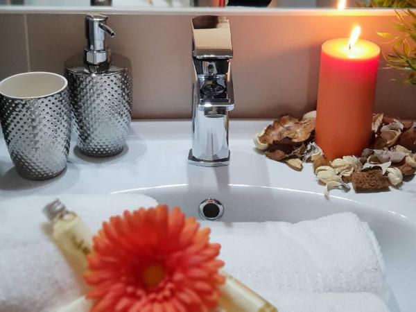 ALESSANDRA'S HOME : photo 7 de la chambre chambre double standard avec salle de bains privative