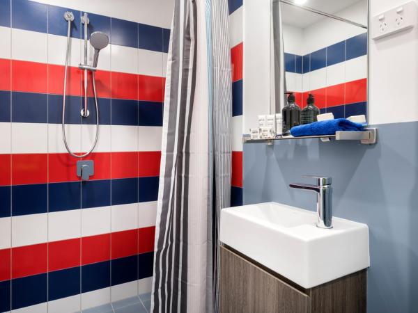 Hostel G Perth : photo 1 de la chambre lit dans dortoir mixte de 6 lits avec salle de bains privative