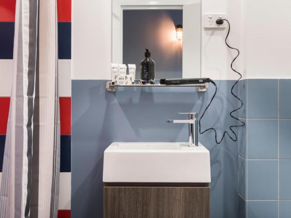 Hostel G Perth : photo 5 de la chambre lit dans dortoir femmes de 4 lits avec salle de bains privative