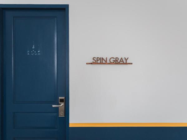 Spinomad hostel : photo 2 de la chambre chambre lits jumeaux avec balcon