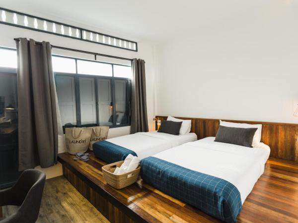 Spinomad hostel : photo 1 de la chambre chambre lits jumeaux avec balcon