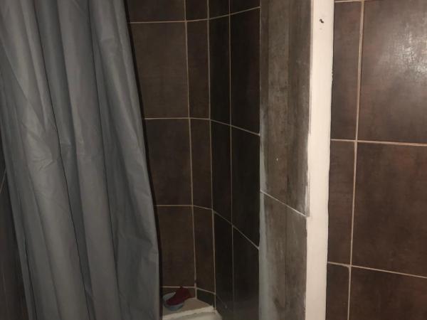 Hôtel restaurant le delta : photo 1 de la chambre chambre double avec salle de bains privative