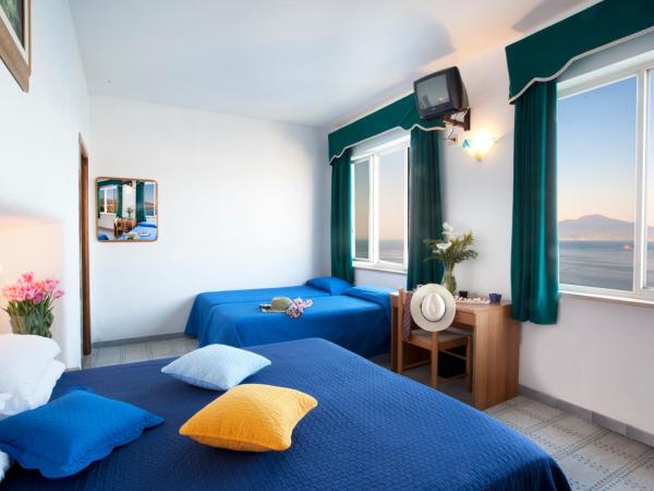 Hotel Settimo Cielo : photo 1 de la chambre chambre quadruple - vue sur mer