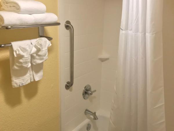 Days Inn by Wyndham San Antonio Airport : photo 8 de la chambre chambre avec 2 lits queen-size nqq1 - non-fumeurs