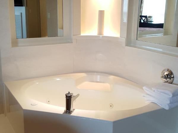 Chateau Louis Hotel & Conference Centre : photo 3 de la chambre chambre lit king-size avec baignoire spa