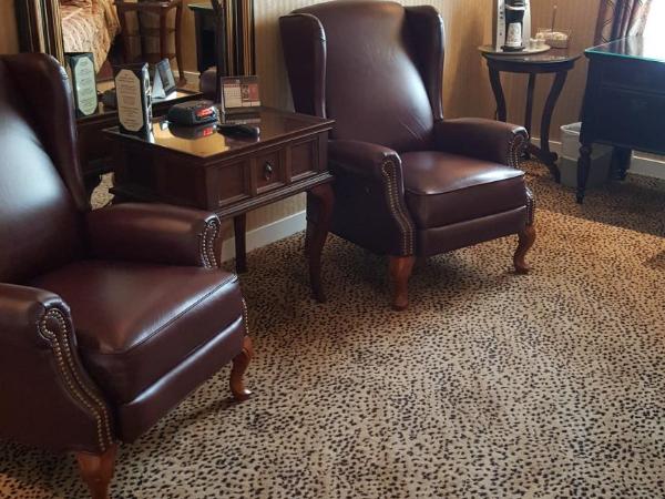 Chateau Louis Hotel & Conference Centre : photo 4 de la chambre chambre lit king-size avec baignoire spa