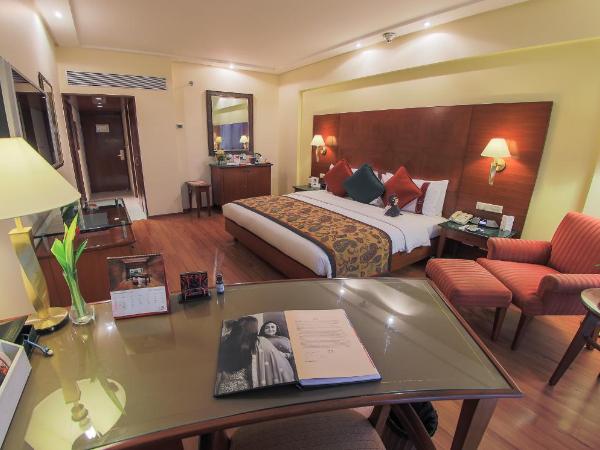 The Lalit Mumbai-Airport : photo 4 de la chambre lalit spa suite, king bed with sit out living/ dining area and jacuzzi