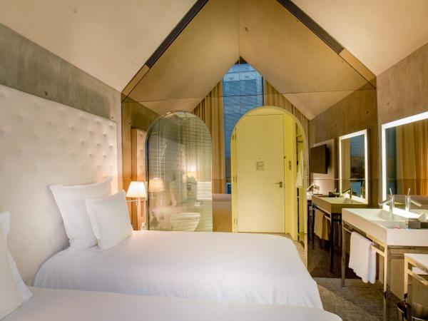 M Social Singapore : photo 4 de la chambre hébergement alcôve lits jumeaux confortable