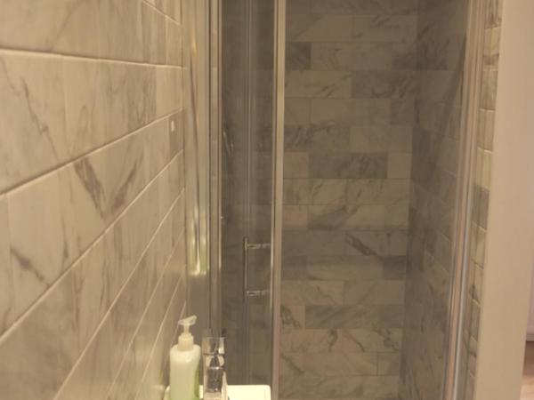 Big Yellow Door in Queens Quarter : photo 1 de la chambre chambre double avec salle de bains privative