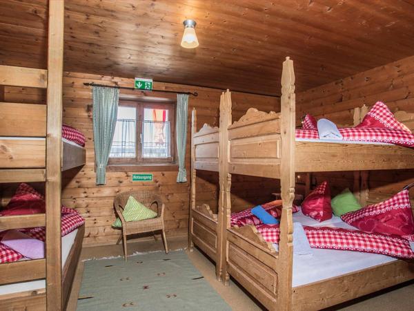 Hocheckhuette On Top of the Kitzbuehel Hahnenkamm Mountain : photo 5 de la chambre zimmer 5 - six bed room with shared bathroom