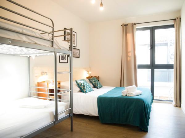 Georges Hostel & Café : photo 2 de la chambre chambre quadruple Économique avec salle de bains commune