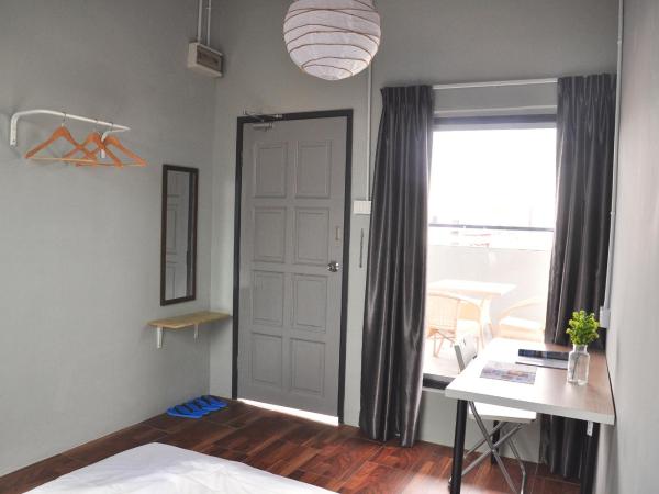 GRAYHAUS SOHO Ipoh : photo 8 de la chambre chambre lit queen-size avec balcon