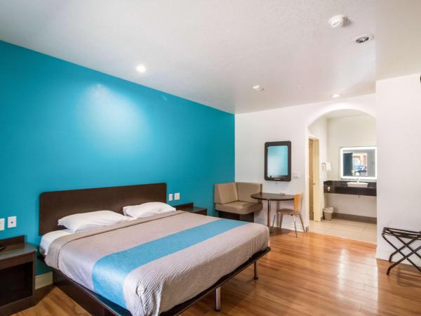 Motel 6-Houston, TX - North : photo 2 de la chambre chambre lit king-size deluxe - non-fumeurs