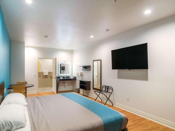 Motel 6-Houston, TX - North : photo 4 de la chambre chambre lit king-size deluxe - non-fumeurs