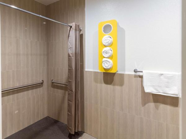 Motel 6-Houston, TX - North : photo 7 de la chambre chambre lit king-size - accessible aux personnes à mobilité réduite - non-fumeurs