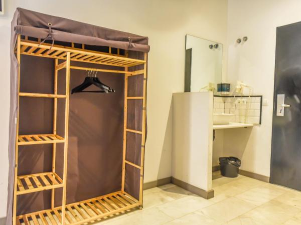 Feel Hostels Soho Malaga : photo 1 de la chambre chambre triple basique avec salle de bains commune