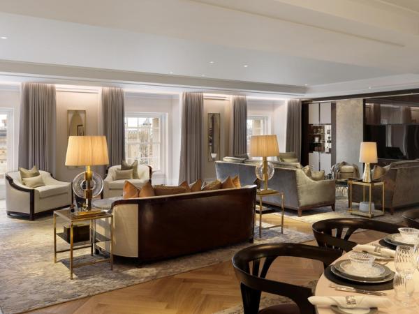 Four Seasons Hotel London at Ten Trinity Square : photo 1 de la chambre rsidence tour ouest