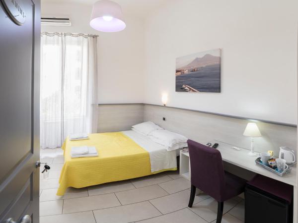 B&B Solimena : photo 6 de la chambre chambre double - vue sur jardin