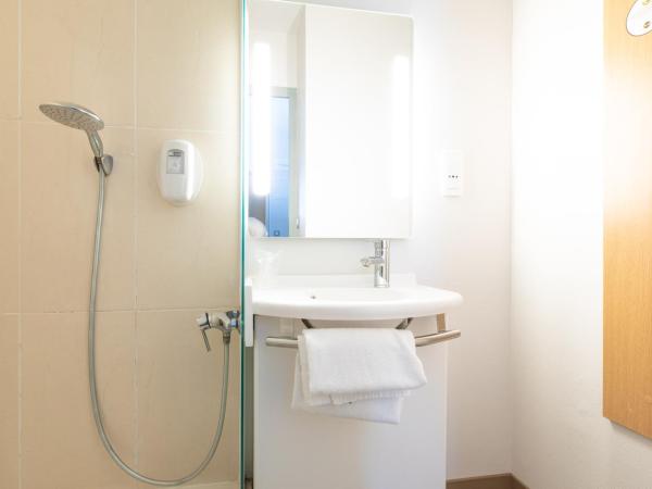 B&B HOTEL Saint-Malo Centre : photo 3 de la chambre chambre double