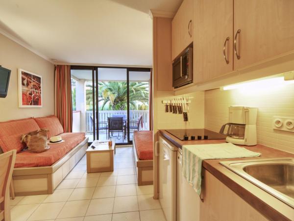 Résidence Pierre & Vacances L'Anse De Pramousquier : photo 4 de la chambre studio avec alcôve et terrasse ou balcon (4 personnes)