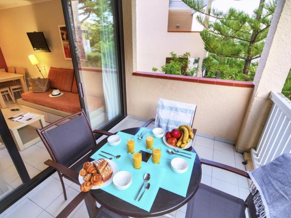 Résidence Pierre & Vacances L'Anse De Pramousquier : photo 7 de la chambre studio avec alcôve et terrasse ou balcon (4 personnes)