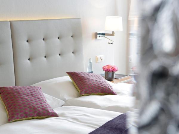 Hotel Schweizerhof Luzern : photo 7 de la chambre chambre double ou lits jumeaux deluxe - vue sur lac