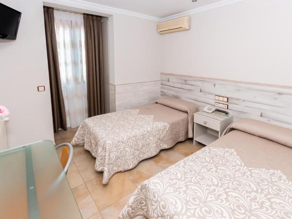 Hostal Viky : photo 8 de la chambre chambre lits jumeaux