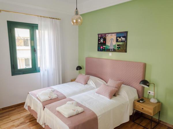 Neratzia Rooms : photo 4 de la chambre chambre quadruple avec balcon