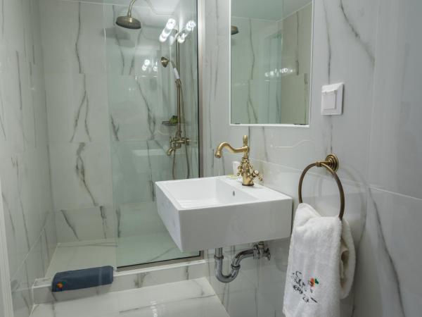 Neratzia Rooms : photo 10 de la chambre chambre quadruple avec balcon