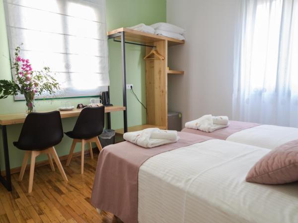 Neratzia Rooms : photo 3 de la chambre chambre quadruple avec balcon