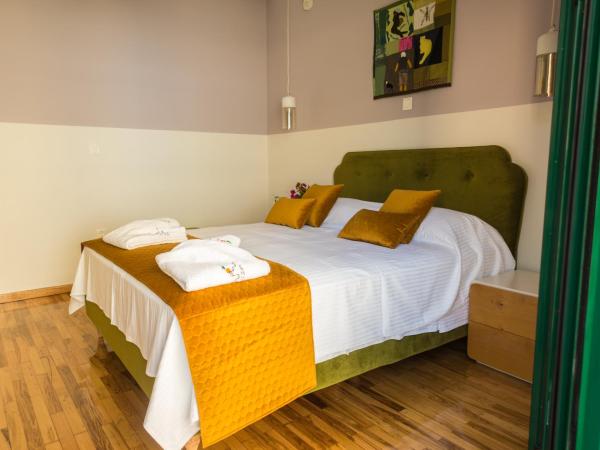 Neratzia Rooms : photo 7 de la chambre chambre quadruple avec balcon