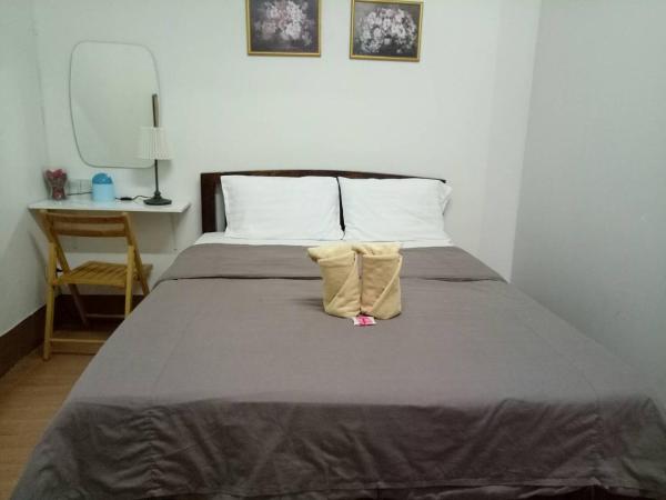 TT Hostel Chiangrai : photo 3 de la chambre chambre lit queen-size avec salle de bains commune