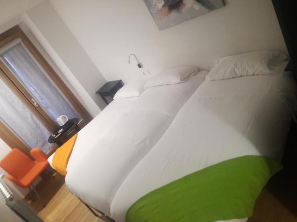 Pensión Sarasate : photo 1 de la chambre chambre lits jumeaux avec lit d’appoint - 301