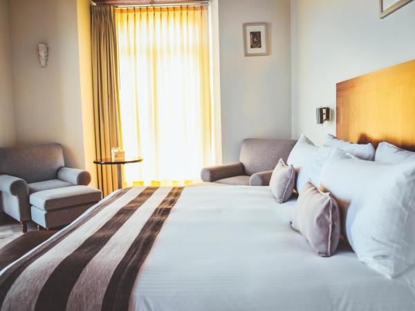 Hotel Parador de Alcalá : photo 2 de la chambre suite avec balcon