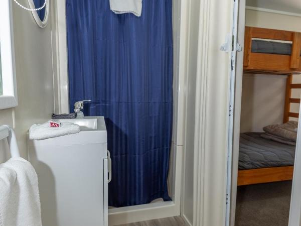 Blue Lake TOP 10 Holiday Park : photo 1 de la chambre cabine avec salle de bains privative