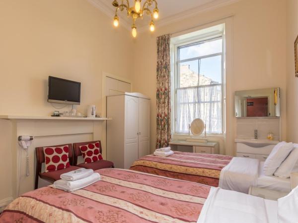 Menzies Guest House : photo 4 de la chambre chambre triple avec salle de bains privative séparée