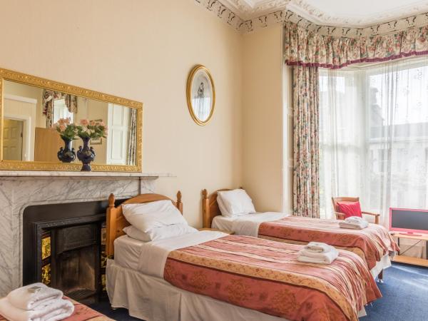 Menzies Guest House : photo 6 de la chambre chambre familiale (6 adultes)