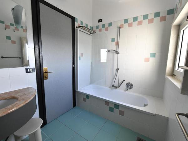 Hotel Europa : photo 1 de la chambre deluxe family room with sea view and beach package