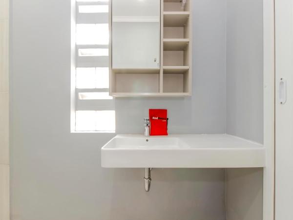 RedDoorz Plus @ Kwitang 2 : photo 6 de la chambre chambre double