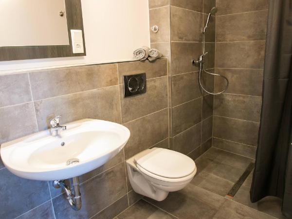 Apartments A7 : photo 8 de la chambre chambre simple avec salle de bains 