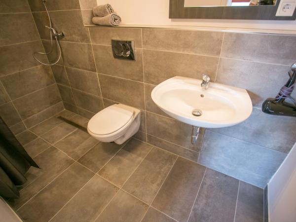 Apartments A7 : photo 1 de la chambre chambre double avec salle de bains privative