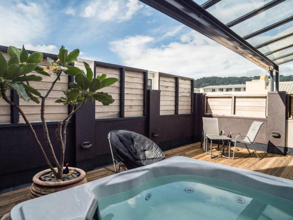 U Boutique Hotel : photo 7 de la chambre studio lit king-size avec piscine spa et balcon