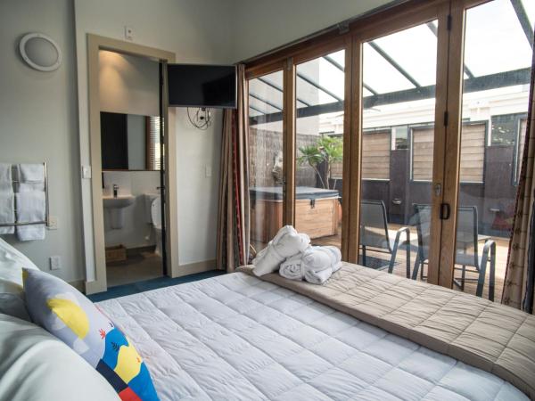 U Boutique Hotel : photo 2 de la chambre studio lit king-size avec piscine spa et balcon